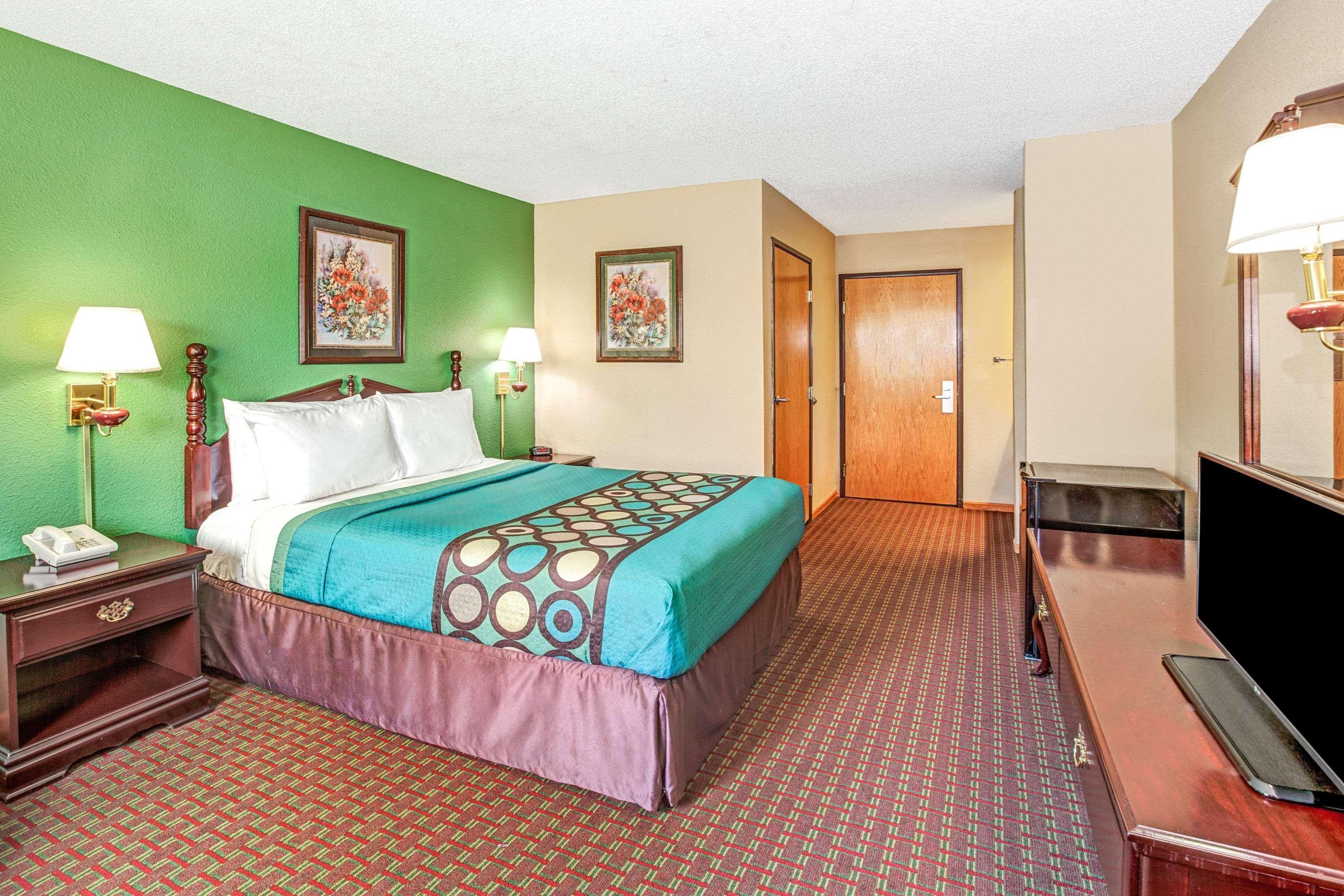 Super 8 By Wyndham Mchenry Fox Lake Area Екстер'єр фото