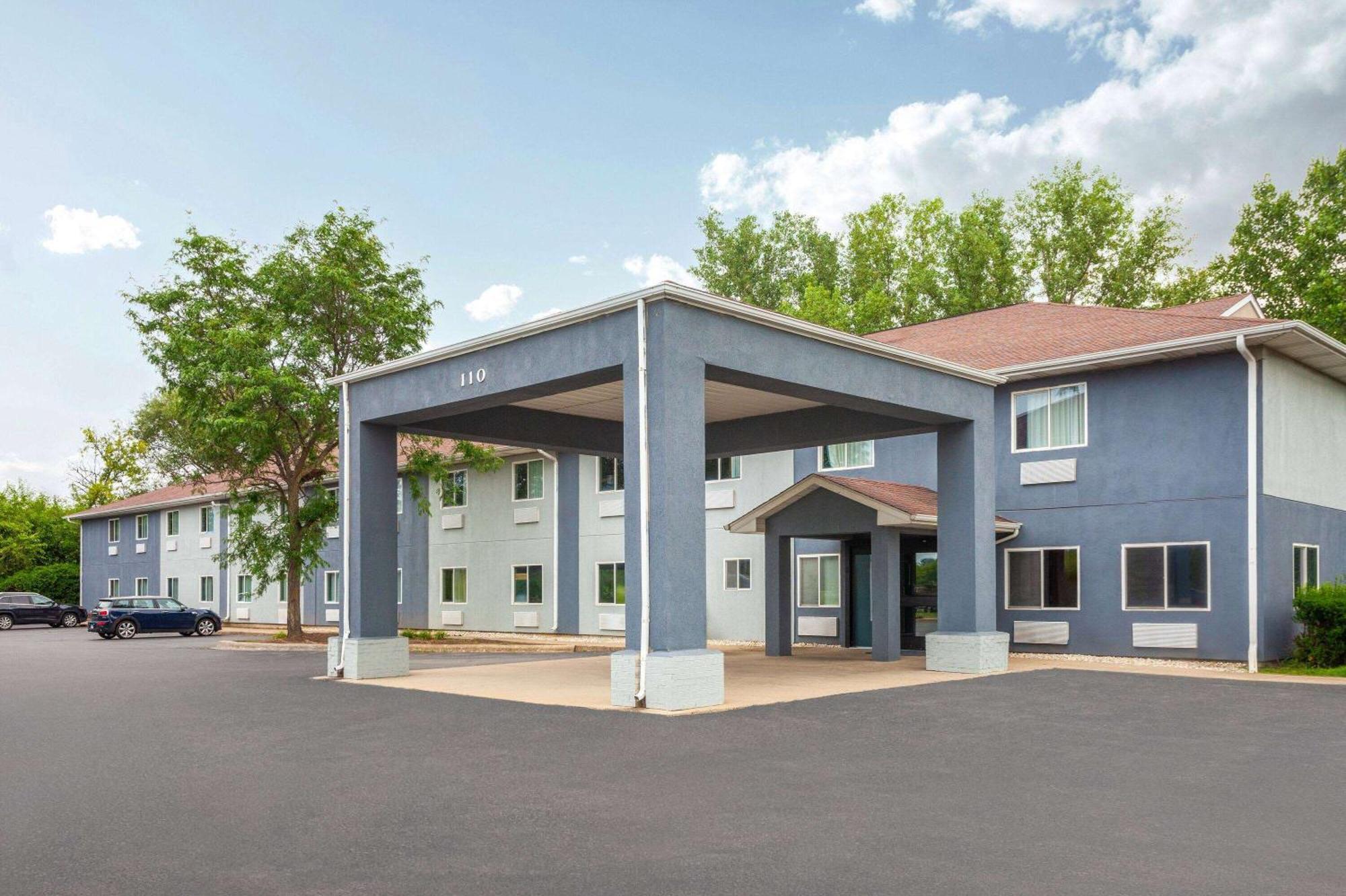 Super 8 By Wyndham Mchenry Fox Lake Area Екстер'єр фото