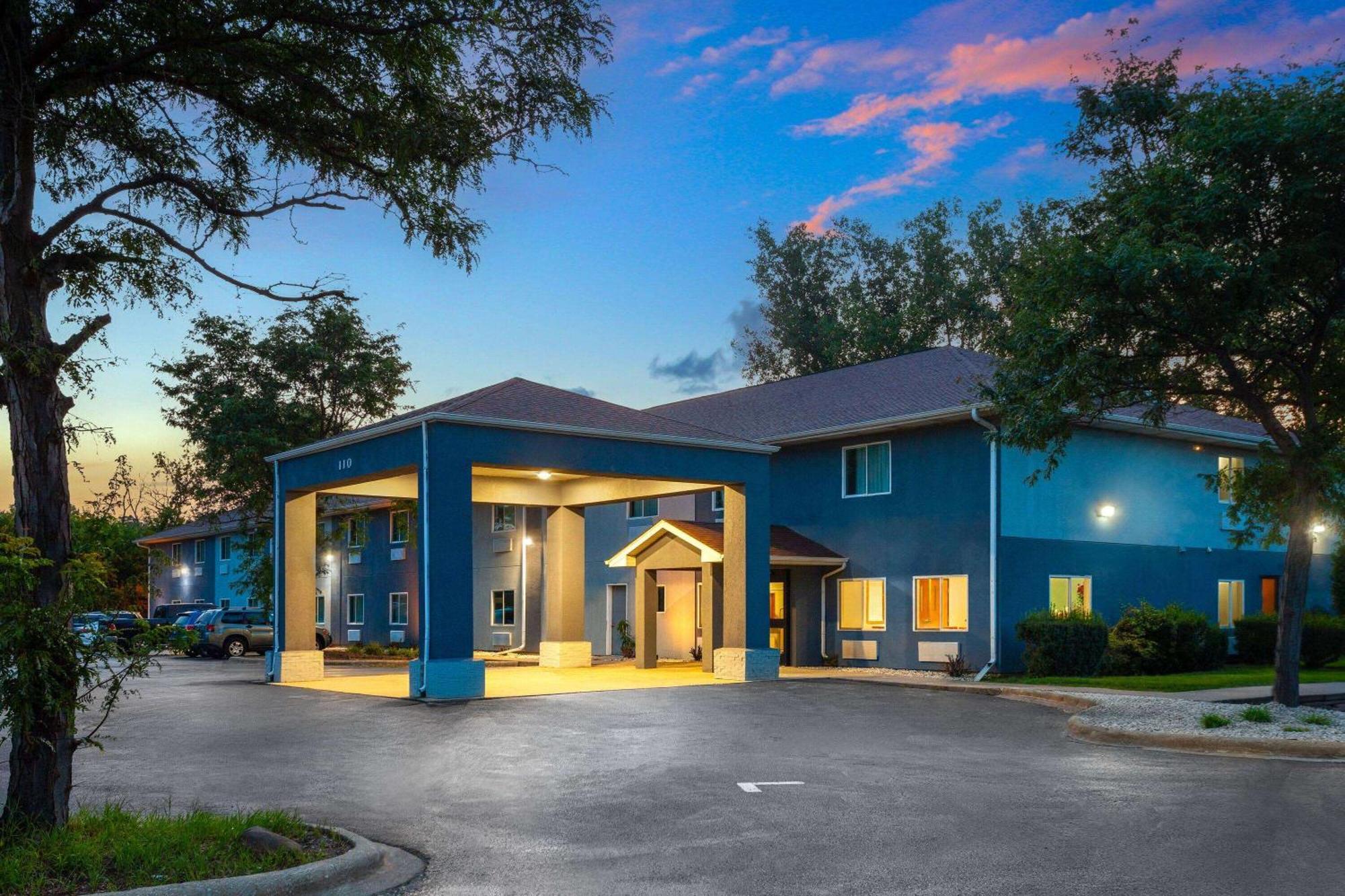 Super 8 By Wyndham Mchenry Fox Lake Area Екстер'єр фото