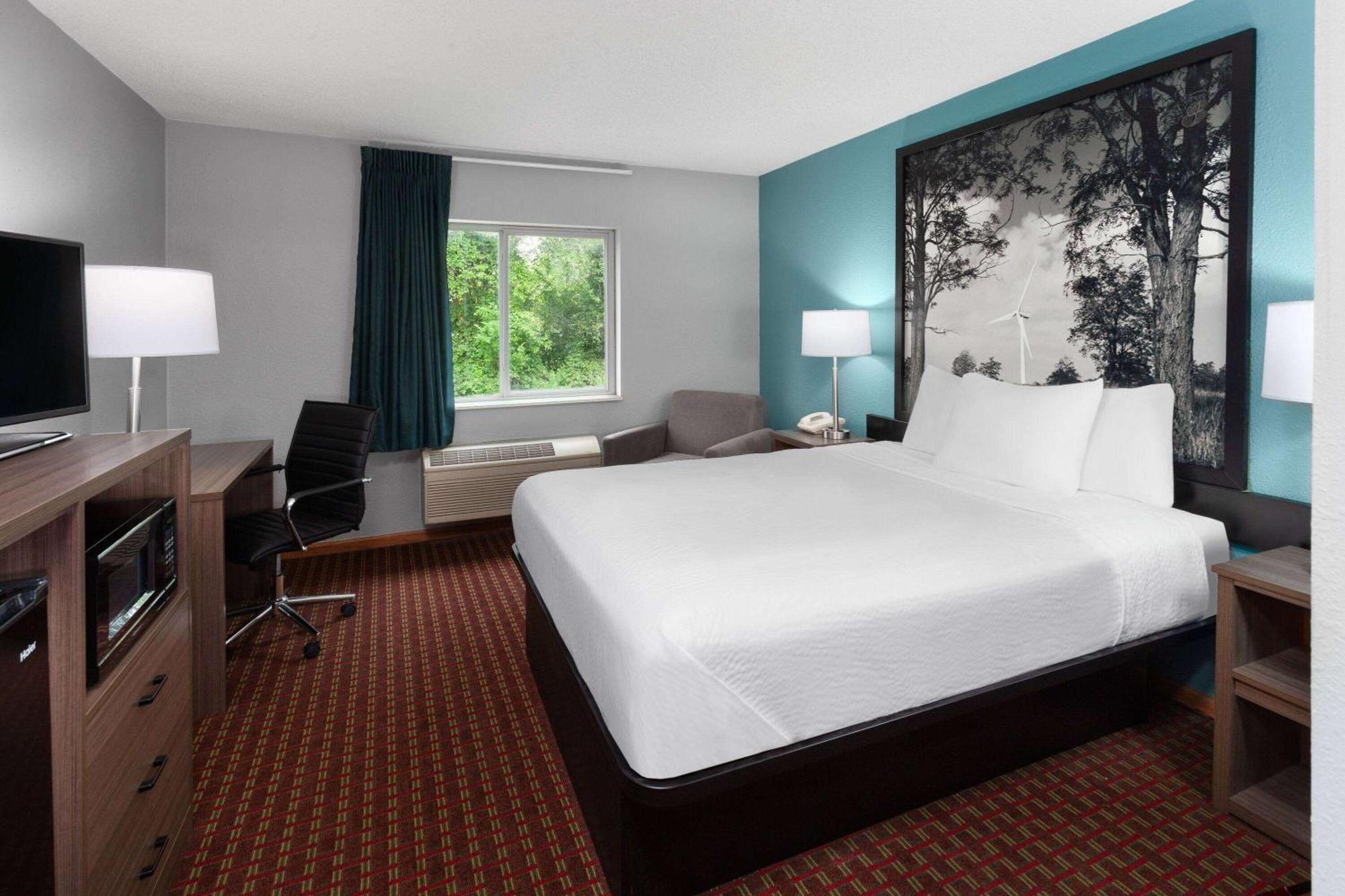 Super 8 By Wyndham Mchenry Fox Lake Area Екстер'єр фото